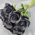 Nahaufnahme des künstlichen schwarzen Rosenstrauchs mit realistischen Stoffblättern und Stielen. - Schwarz