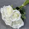 Nahaufnahme der weißen künstlichen Rosen, Seidenblumen Detail für Hochzeitsdeko und Heim. - Milchweiß