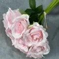 Detailaufnahme des künstlichen rosa Rosenstrauchs, Nahaufnahme von Seidenblumen für die Dekoration. - Hellrosa