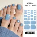 Primo piano dettagliato di adesivi per unghie dei piedi con glitter blu brillante. - Glitter Blu (ZXJ-0042) / Unghie finte e lima per unghie