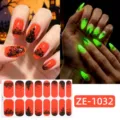 Vista detallada de pegatinas de uñas luminosas de Halloween con castillo y calabaza espeluznantes. - Adhesivo de Uñas de Halloween (ZE-1032)