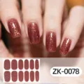 Primer plano detallado de pegatinas de uñas marrones con brillo y una textura muy brillante. - ZK078