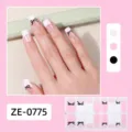 Detalles en primer plano de pegatinas de uñas francesas rosa y blanca con lazos negros. - Pegatina de Uñas Rosa Blanco Francés Lazo Negro (ZE-0775) / Uñas postizas y lima de uñas