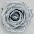Silberne künstliche Rosenblüte aus glitzerndem Stoff für Kränze und Hoteldekoration. - Silber