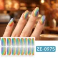 Vista detallada de pegatinas de uñas degradadas con purpurina arcoíris en dedos. - ZE-0975