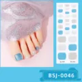 Vista detallada de uñas de gel semi-curado para los pies con diseño azul y purpurina plateada. - Estilo Brillo Azul (BSJ-0046) / Pegatinas + Caja + Toallita de Alcohol + Lima + Palo de Madera
