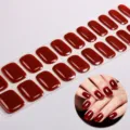 Gros plan détaillé de stickers d'ongles en gel rouge brillant avec modèle de main. - BSA-0004 / Rouge