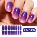 Detalle de pegatinas de uñas con purpurina morada degradada y efecto 3D brillante y liso. - Morado Degradado (ZE-0936)