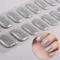 Dettaglio adesivo per unghie in gel semi-curato glitterato argentato, primo piano wrap UV. - Stile Paillettes Argento Flash (NF240038) / Adesivi + Scatola + Tamponcino Alcolico + Lima + Bastoncino di Legno