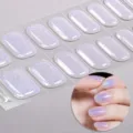 Vista dettagliata di adesivi per unghie in gel UV semidurito con effetto glitter. - Stile Iridescente Flash (NF240195) / Adesivi + Scatola + Tamponcino Alcolico + Lima + Bastoncino di Legno