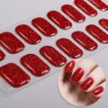 Primo piano dettagliato di adesivi per unghie in gel UV glitter rosso con effetto brillante. - Stile Glitter Rosso Flash (NF240196) / Adesivi + Scatola + Tamponcino Alcolico + Lima + Bastoncino di Legno