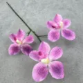 Detailaufnahme von 3-Kopf künstlichen Vanda-Orchideen mit gefleckten Blüten, realistische Deko. - Rosa Violett