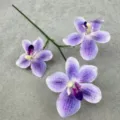Künstlicher Orchideenzweig mit drei violetten gefleckten Blüten für Hochzeits- und Heimdekoration. - Hellviolett