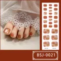 Détail des bandes d'ongles de pieds en gel semi-durci avec un charmant design doré. - Style Feuille Marron d'Automne (BSJ-0021) / Autocollants + Boîte + Tampon d'Alcool + Lime à Ongles + Bâton en Bois