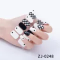 Matte schwarz-weiße Schachbrett Nagelaufkleber mit niedlichen Herzen für schöne Hände. - ZJ-0248