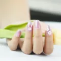 Variante adesivi per unghie con margherite rosa glitterate sfumate 3D molto eleganti. - Adesivo per Unghie Sfumato (ZK-0030)