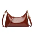 Élégant sac à bandoulière en cuir verni marron pour femme, chic sac hobo croissant. - Marron