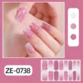 Vista detallada de las pegatinas de uñas con corazón rosa degradado de San Valentín en la mano. - ZE-0738 (Lentejuelas de Corazón) / Uñas postizas y lima de uñas