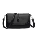 Borsa a tracolla nera in pelle martellata, elegante borsetta quadrata con ciondolo a cuore, variante. - Nero