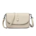 Borsa a tracolla minimalista in pelle bianca con bottoni a cuore e tracolla elegante. - Bianco avorio