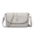 Piccola borsa a tracolla grigia in pelle con doppio cuore decorativo e parti metalliche. - Grigio chiaro