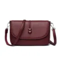 Elegante borsa a tracolla in ecopelle bordeaux con bottoni a cuore per le donne. - Rosso