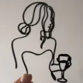 Donna in line art in acrilico nero con bicchiere di vino topper per torta decorazione festa - Linea Nera Donna Spessore 1.3MM (Larghezza Circa 9CM)