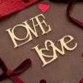 Gold acrylic LOVE cake topper for Valentine's Day party dessert decoration and gifts - LOVE / Width Approx 7CM / Gold
