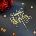 Goldener Acryl Happy Birthday Kuchendekoration Detailansicht für Geburtstagsparty Desserts. - Stil 01 / Breite 10cm / Gold