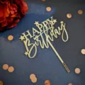Goldener Acryl Happy Birthday Kuchendeckel Detailaufnahme, ideal für Partydekoration und Desserttische. - Stil 02 / Breite 10cm / Gold