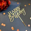 Goldener Acryl Happy Birthday Kuchentopfer Detailaufnahme für schicke Partydekoration. - Stil 03 / Breite 10cm / Gold