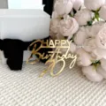 Dettaglio primo piano topper per torta compleanno 70 anni in acrilico dorato festa decor. - Stile 70 / 1 Pezzo