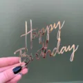 Vista detallada de un adorno de tarta Happy Birthday de acrílico en oro rosa para fiestas. - Ancho Aprox 9CM Estilo / 1.3MM Espesor Dorado 02