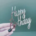 Adorno para pastel acrílico de Feliz Cumpleaños en oro rosa para postres de fiesta. - Ancho Aprox 9CM Estilo / 1.3MM Espesor Plateado 01