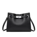 Sac à main élégant en cuir noir doté d'un fermoir en métal et d'un design classique. - Noir