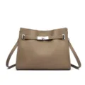 Sac à bandoulière en cuir taupe avec fermeture tourniquet métallique, sac élégant pour femmes. - Gris