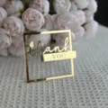 Vue détaillée du cake topper doré en acrylique avec remerciement pour fête et célébration. - Or