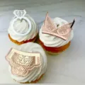 Detailopname van acryl cupcake toppers met zilveren ring en roségouden lingeriedesign. - Armband Set van Drie Stijl 2