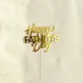 Vista dettagliata della decorazione per torta festa del papà in acrilico oro lucido brillante. - Buona Festa del Papà in inglese oro (con bastoncino in acrilico trasparente gratuito)