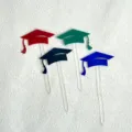 Detalle de primeros planos de coloridos adornos de acrílico para cupcakes de graduación. - Juego de 4 gorros de graduación (con palitos de acrílico)