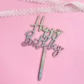 Vue détaillée en gros plan du cake topper Happy Birthday arc-en-ciel pailleté sur fond. - 8 (papier pailleté + base en bois)