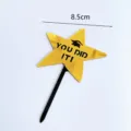 Adorno de tarta de estrella de acrílico dorado con birrete para fiesta graduación. - Estrella de cinco puntas You Did It