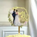Χρυσό ακρυλικό topper τούρτας γάμου MR MRS με λουλουδάτο σχεδιασμό για λεπτομέρειες πάρτι. - Στυλ 2 MR&MRS / Πλάτος 11cm / Χρυσό