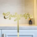 Detalle del adorno para tarta Congrats de acrílico dorado para decoración de fiesta de graduación. - Graduación Dorado / Dorado