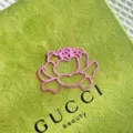 Prachtige roze acryl bloem taarttopper gepresenteerd op een groene luxe merkdoos. - Spiegelend rozerode anjer stijl 1