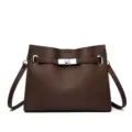 Sac à main bandoulière en cuir marron foncé avec fermeture métallique et design classique. - Brun Foncé