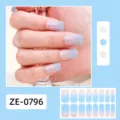Vista detallada de pegatinas de uñas con purpurina degradada en la mano, diseño brillante. - Pegatina de Uñas con Brillo Degradado Rosa-Azul (ZE-0796)