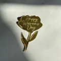 Gros plan de cake topper fleur en acrylique miroir doré, accessoire déco fête des femmes. - 1 Fleur Dorée Happy Womens Day