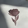Gros plan de la decoration de gateau en acrylique fleur or rose pour fete des femmes. - 2 Fleurs Or Rose Happy Womens Day