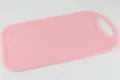 Détail de planche à découper en plastique rose, outil de cuisine antidérapant. - Rose